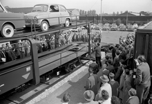 841519 Afbeelding van de stand van de N.S. met goederenmaterieel tijdens de Voorjaarsbeurs op het buitenterrein aan de ...